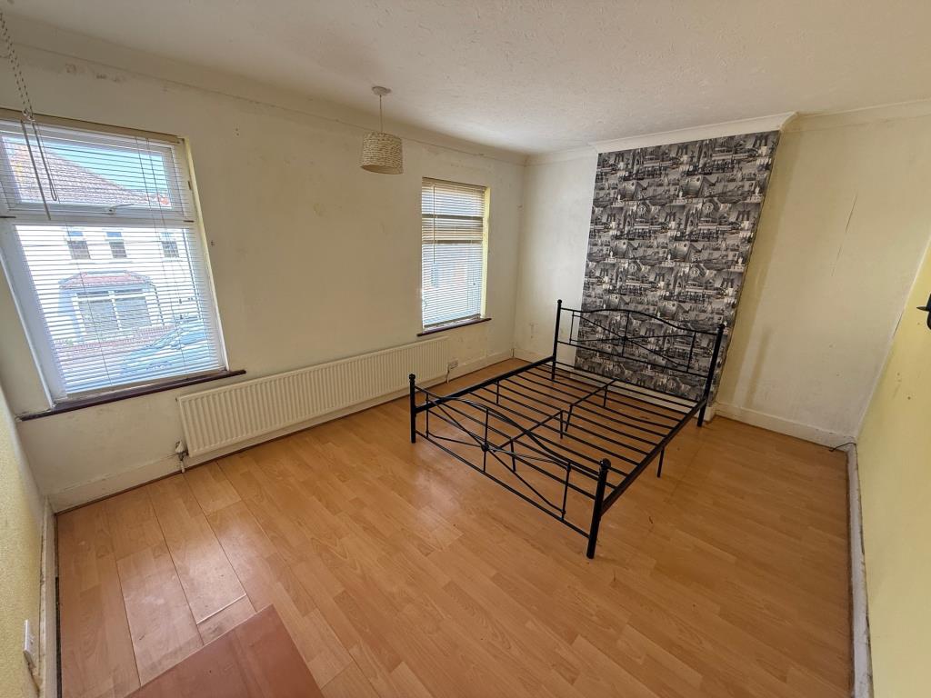 Lot: 139 - END-TERRACE HOUSE FOR IMPROVEMENT - Bedroom 1 with two windows to the front